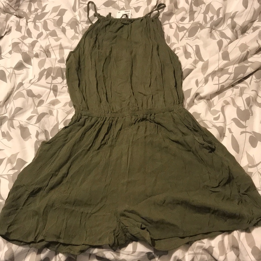 [NWT] Green Romper with open tie back and pockets